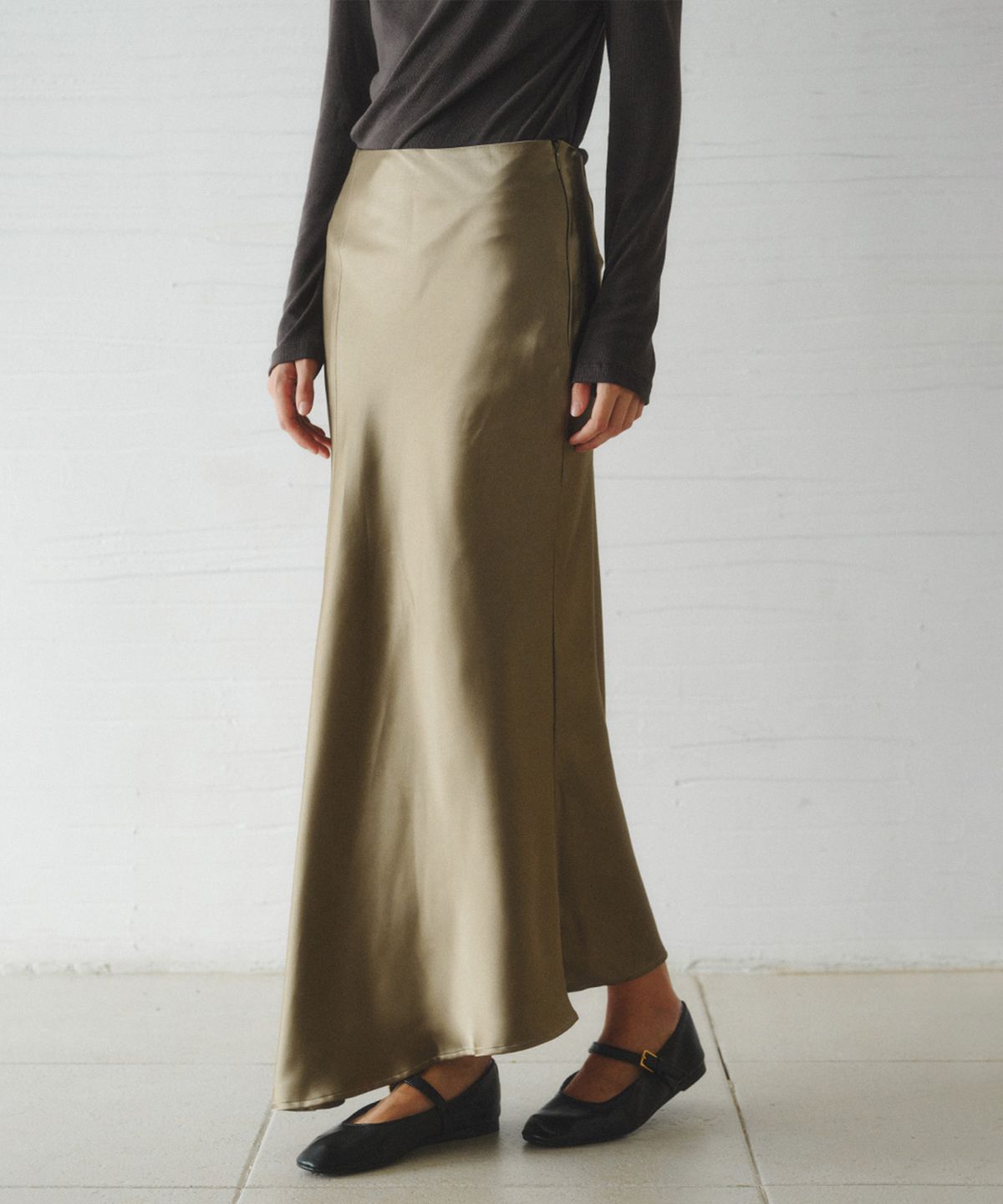 르니나(LENINA) ALOHA unbalanced satin long skirt_KHAKI