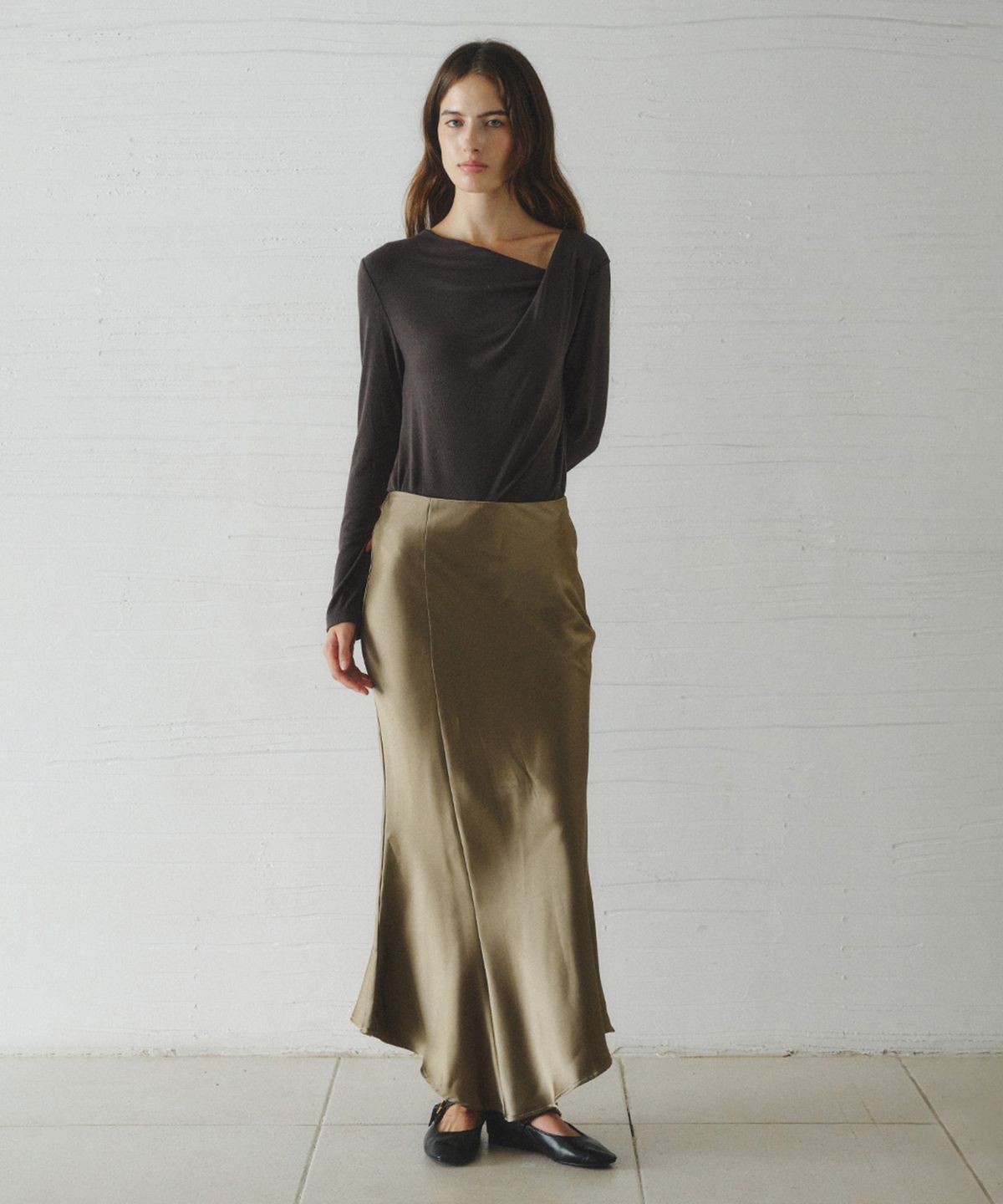 르니나(LENINA) ALOHA unbalanced satin long skirt_KHAKI