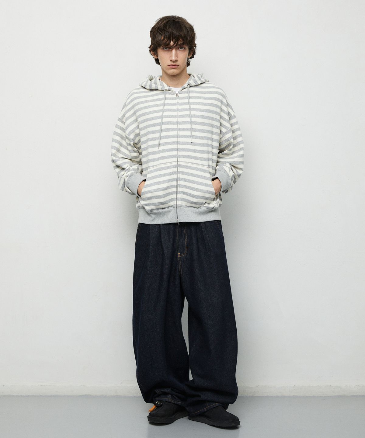 마하그리드(MAHAGRID) STRIPE BASIC LOGO ZIP-UP HOODIE[GREY]