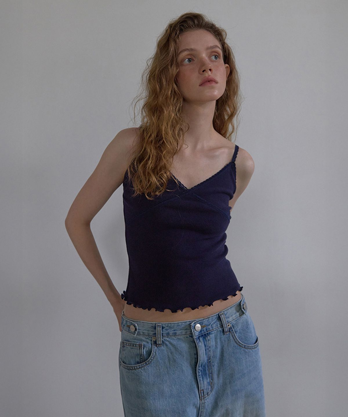 론크(LONQUE) LACE TRIM SLEEVELESS CAMI TOP (NAVY)