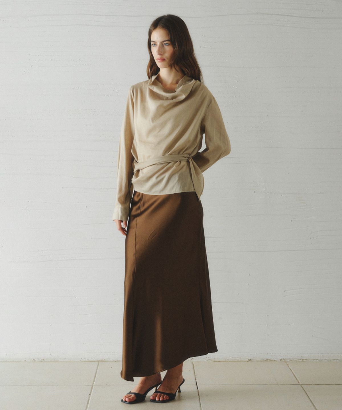 르니나(LENINA) ALOHA unbalanced satin long skirt_BROWN