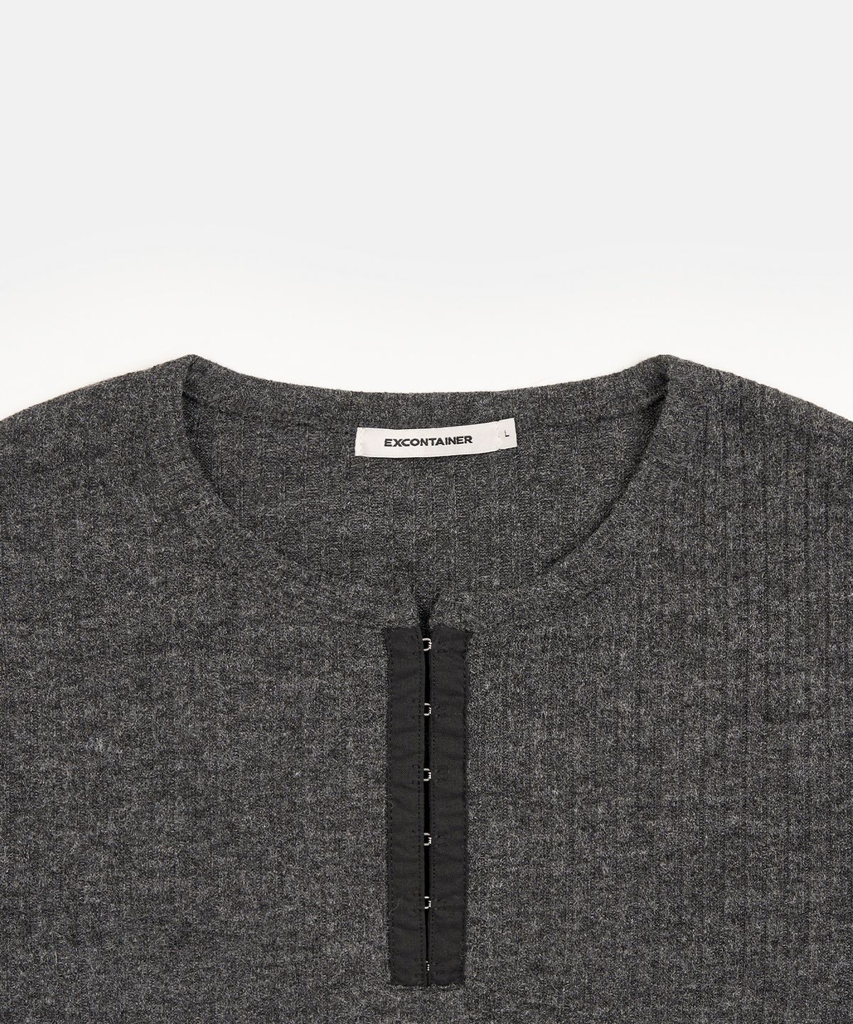엑스컨테이너(EXCONTAINER) 후크 헨리넥 크롭 롱슬리브 (CHARCOAL)