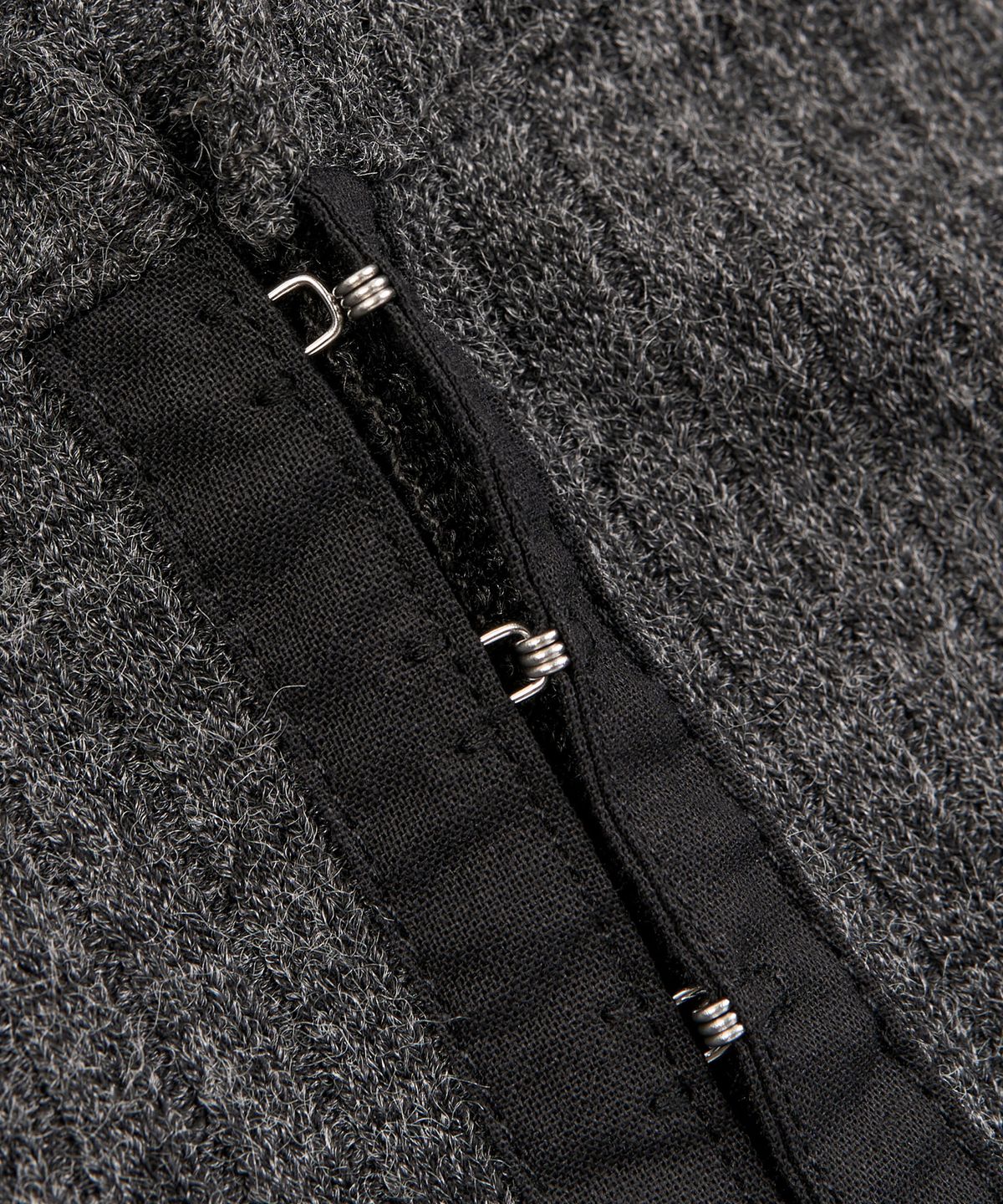 엑스컨테이너(EXCONTAINER) 후크 헨리넥 크롭 롱슬리브 (CHARCOAL)