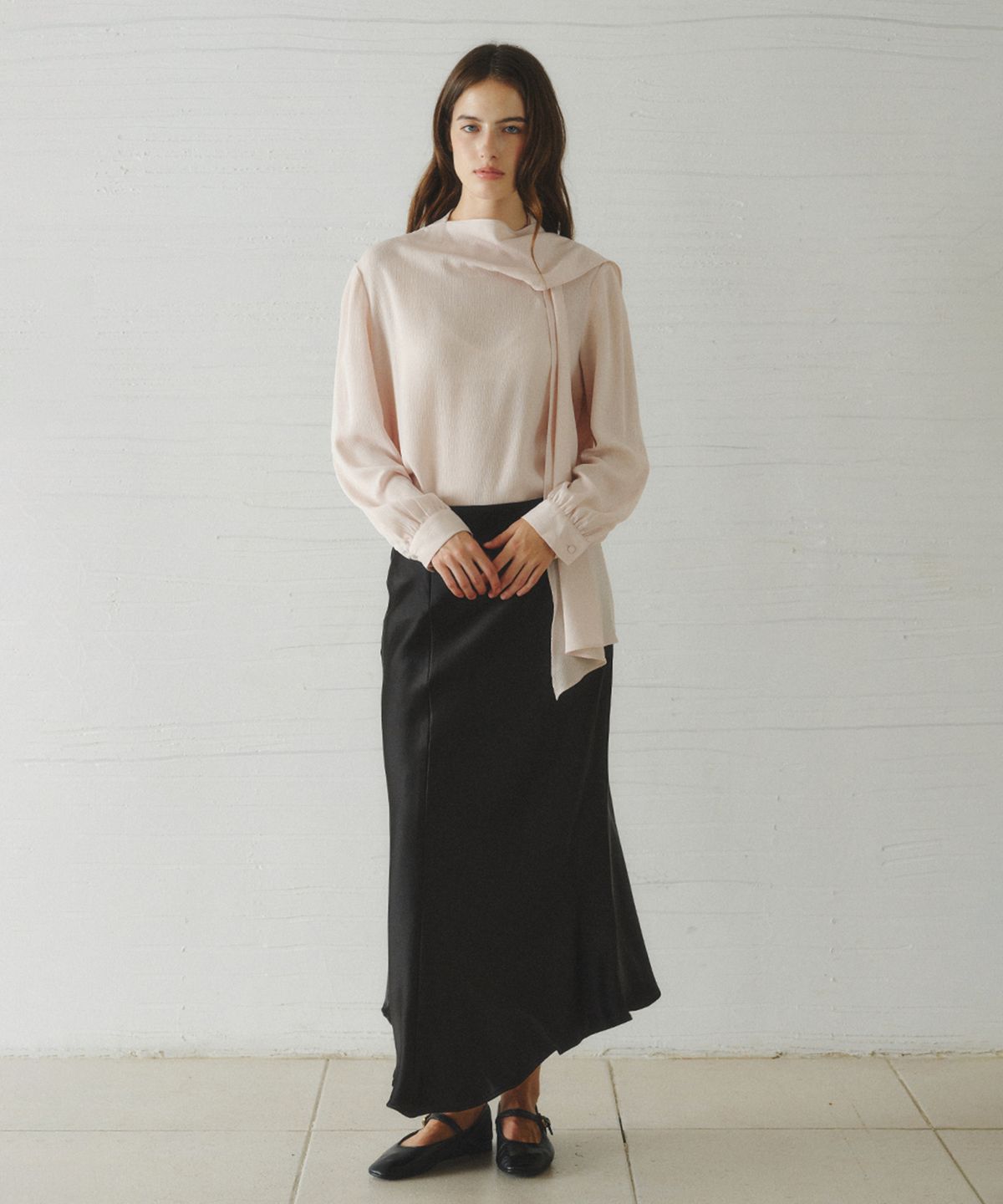 르니나(LENINA) ALOHA unbalanced satin long skirt_BLACK