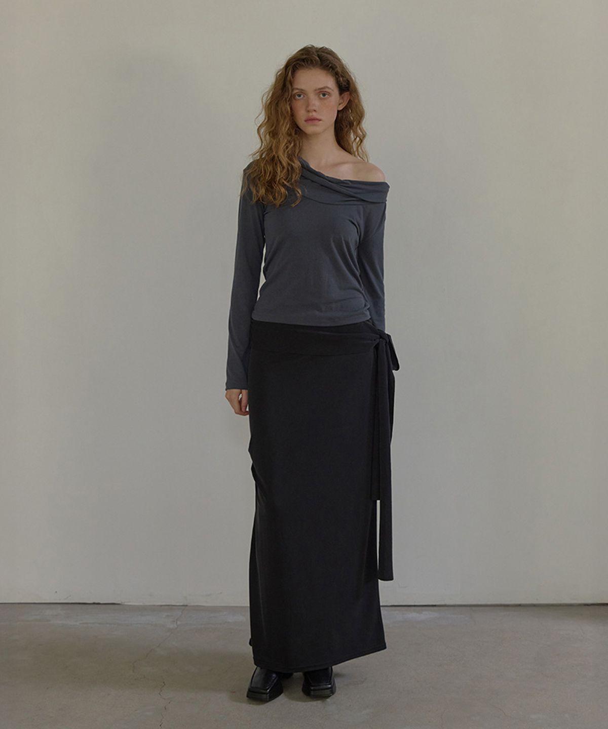 론크(LONQUE) SHIRRING TIE LONG SKIRT (BLACK)