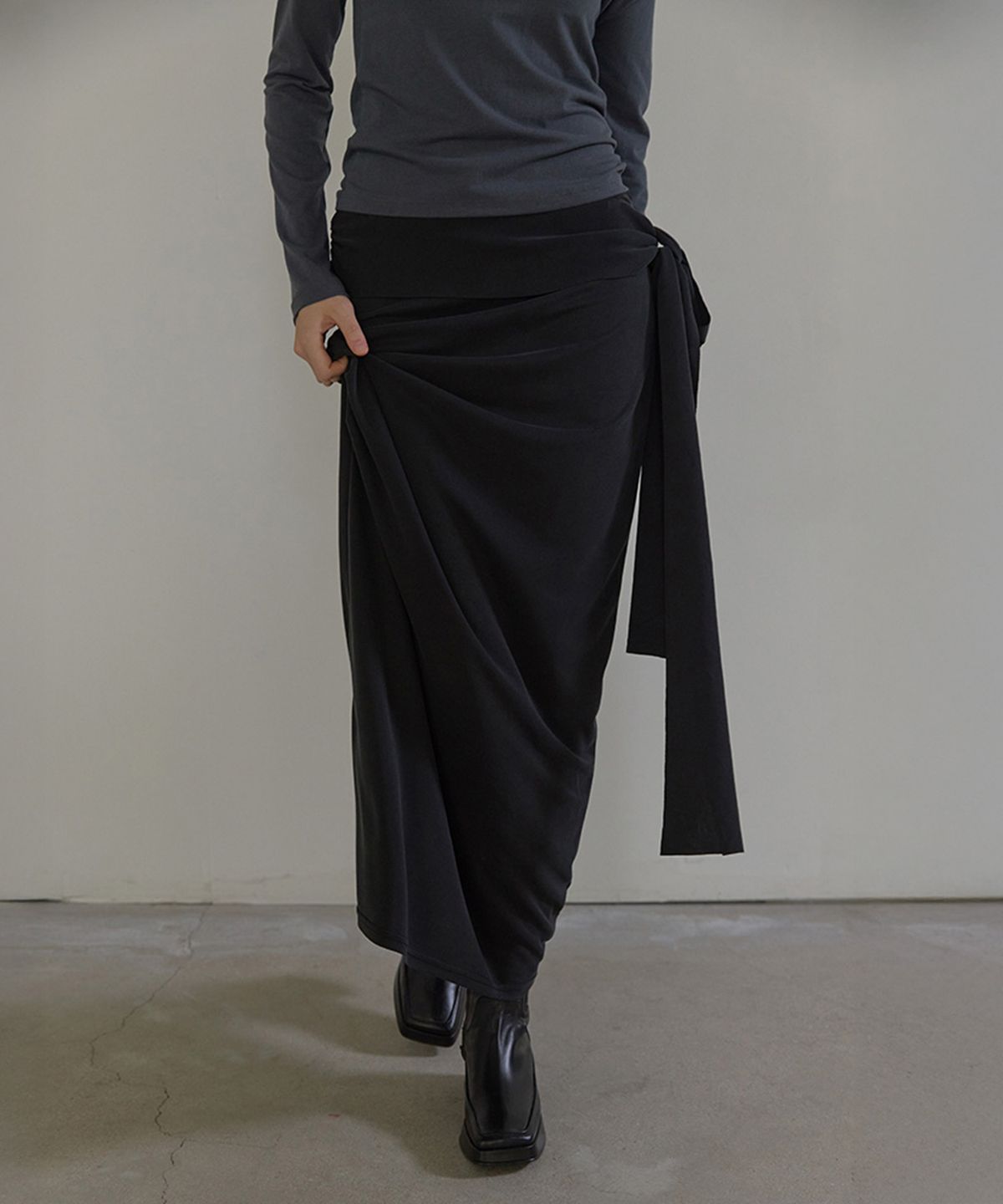 론크(LONQUE) SHIRRING TIE LONG SKIRT (BLACK)