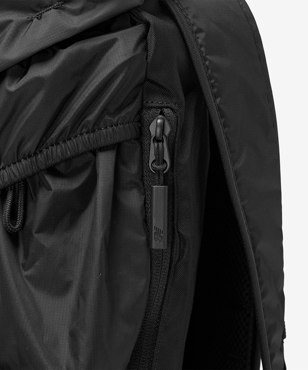 뉴발란스(NEW BALANCE) NBGCGF2201 / 우먼스 에센셜 백팩 (BLACK)