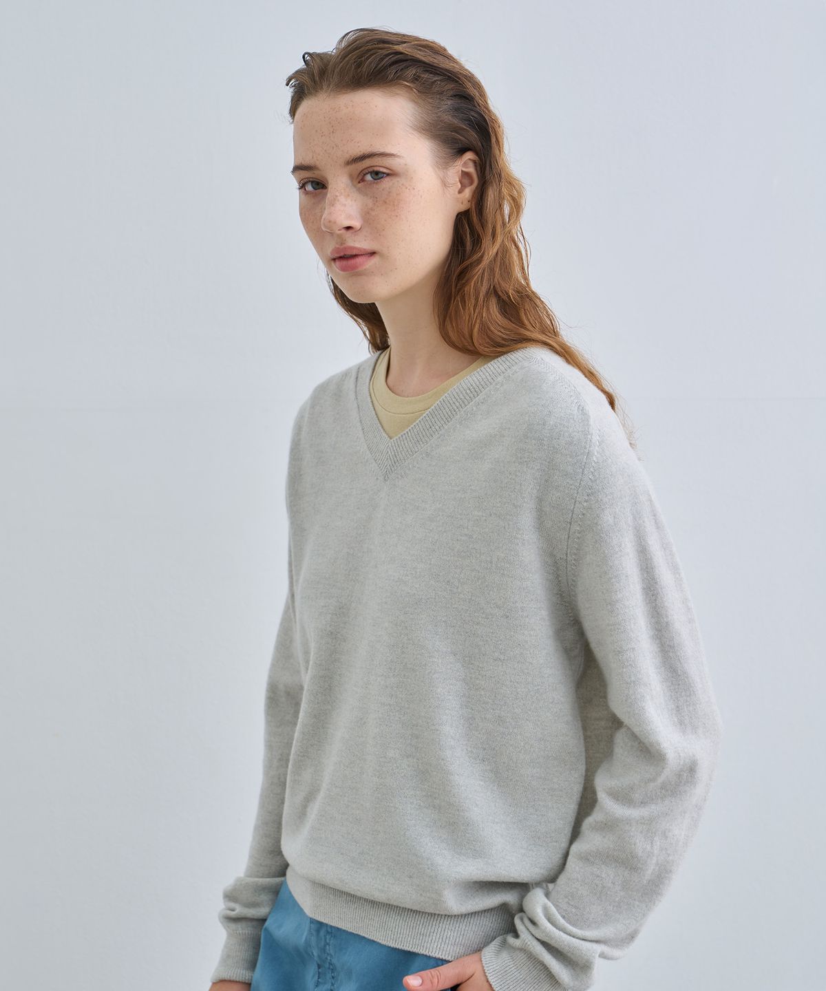 정감 스튜디오(JEONGGAM STUDIOS) Soft V-Neck Knit_2 Color
