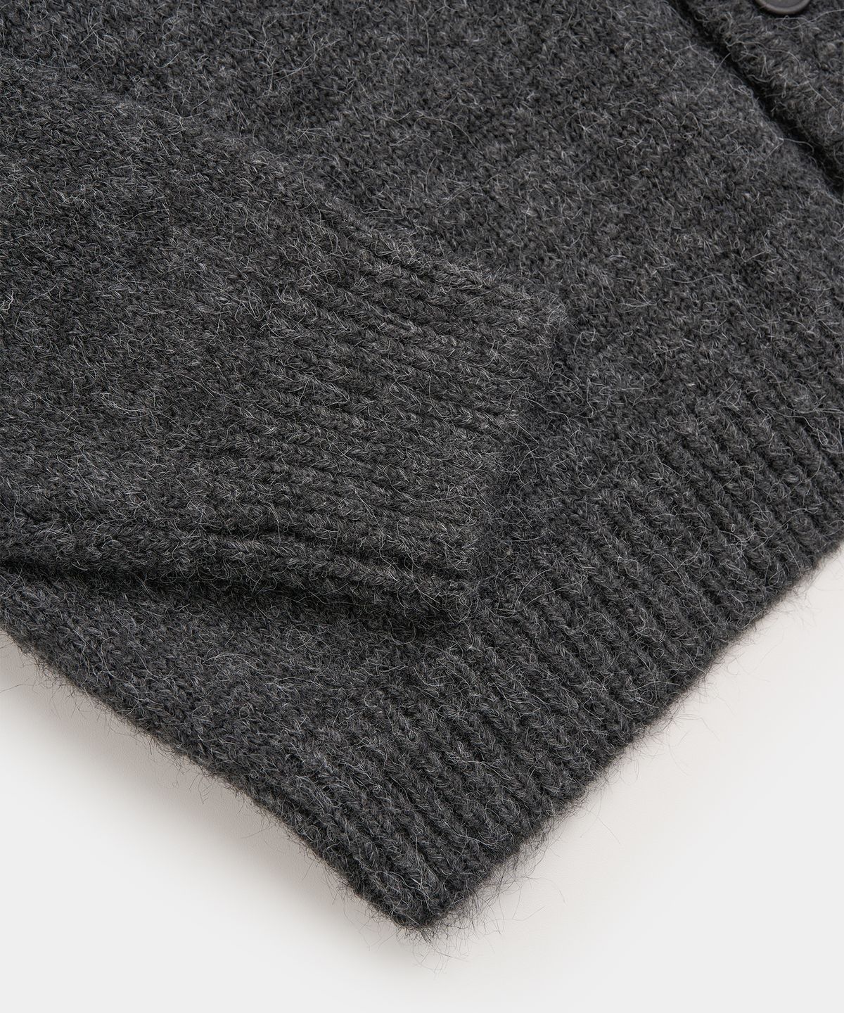 엑스컨테이너(EXCONTAINER) 헤어리 브이넥 크롭 가디건 (CHARCOAL)