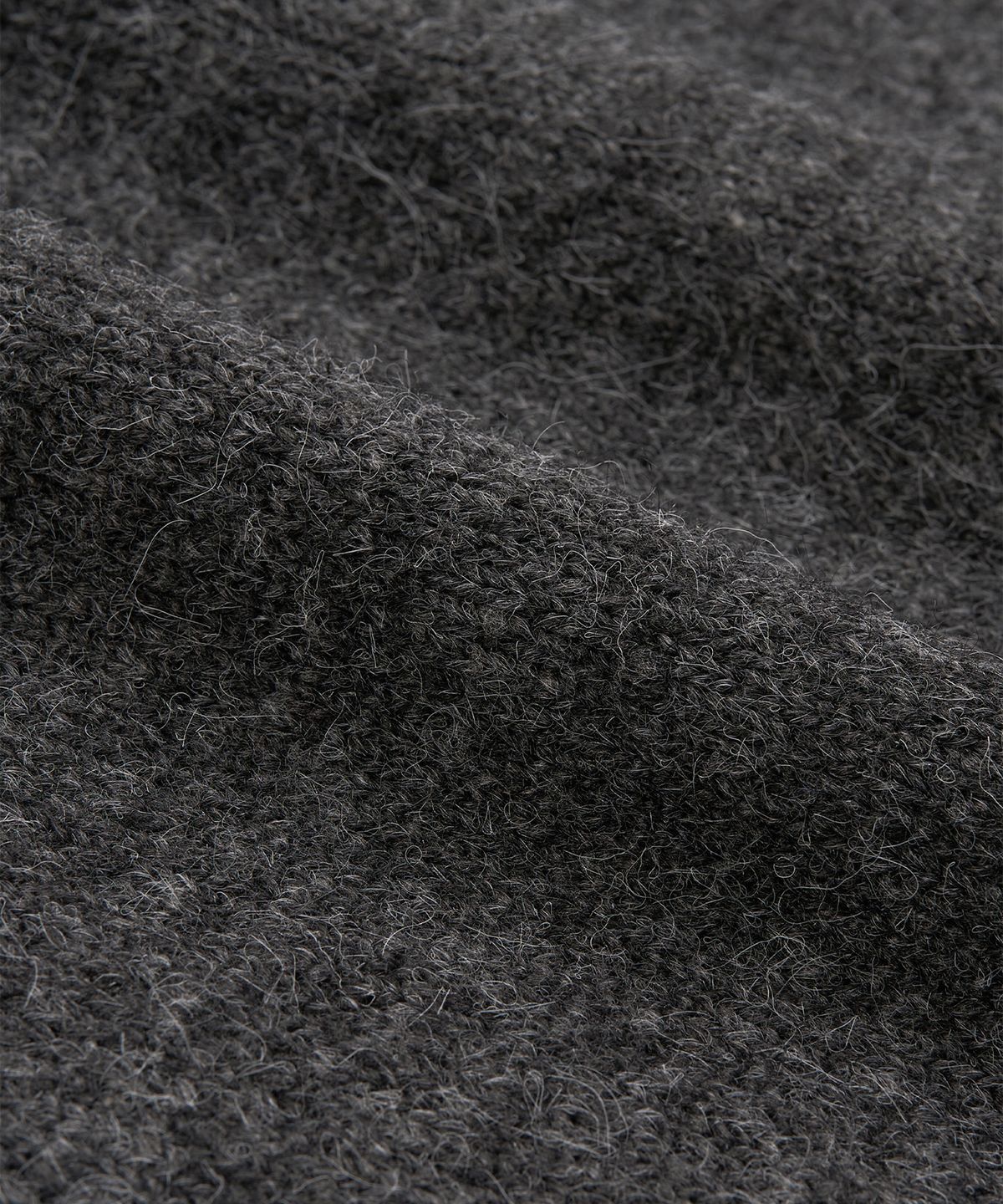 엑스컨테이너(EXCONTAINER) 헤어리 브이넥 크롭 가디건 (CHARCOAL)