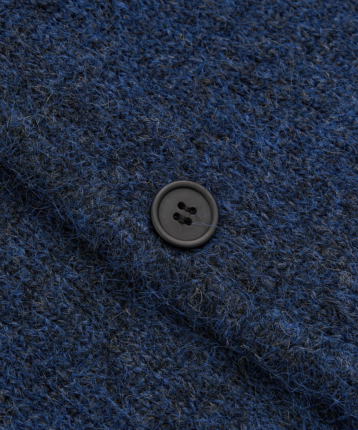엑스컨테이너(EXCONTAINER) 헤어리 브이넥 크롭 가디건 (DARK NAVY)