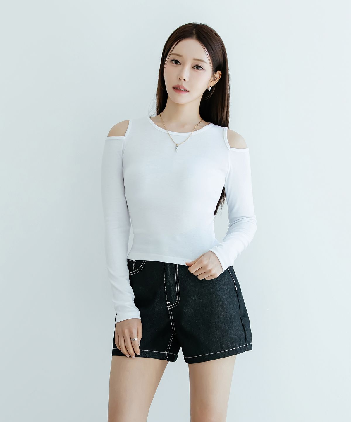 살롱드서울(SALON DE SEOUL) 숄더 컷아웃 슬림 티셔츠 [ White / Black ]