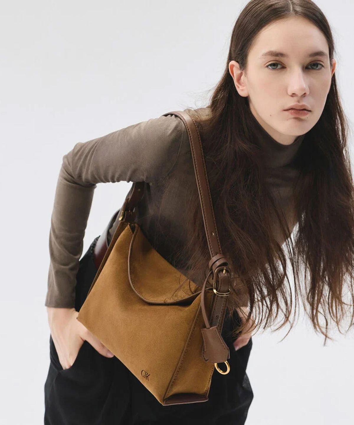 찰스앤키스(CHARLES & KEITH) 레더 & 스웨이드 탑 플랩 호보백 SL2-40782941-1