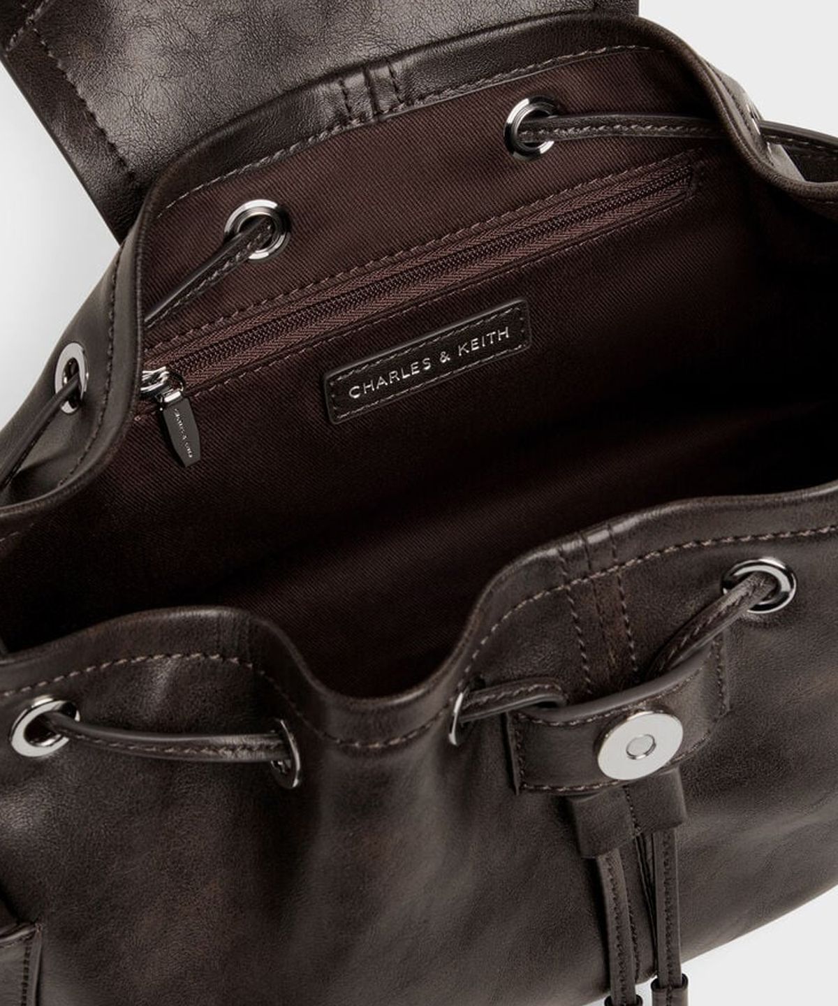 찰스앤키스(CHARLES & KEITH) 노앤 사이드 포켓 버킷백 CK2-10160273-A