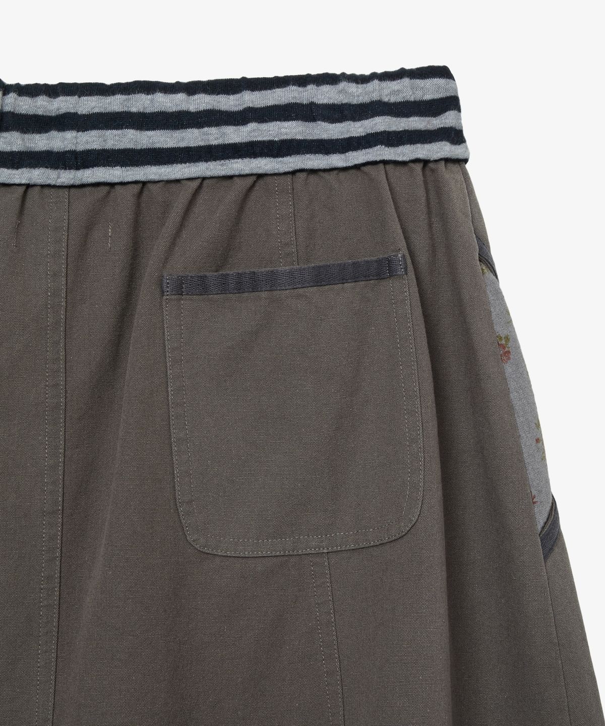 에이이에이이(AEAE) FLOWER BLOCK SKIRT [CHARCOAL]