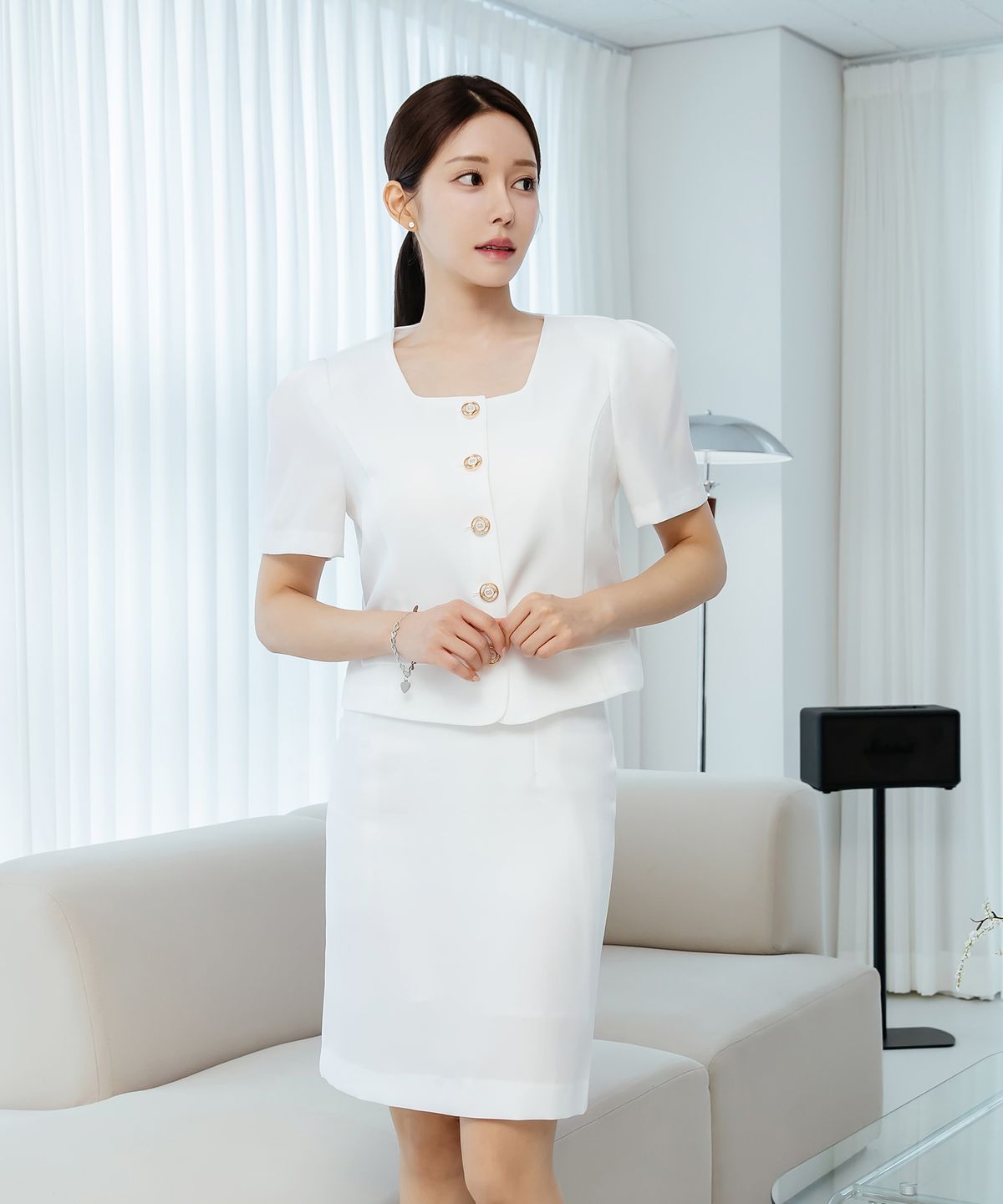 살롱드서울(SALON DE SEOUL) 퍼프 숄더 스퀘어넥 반팔 재킷  & H라인 미니스커트 [ White / Black ]
