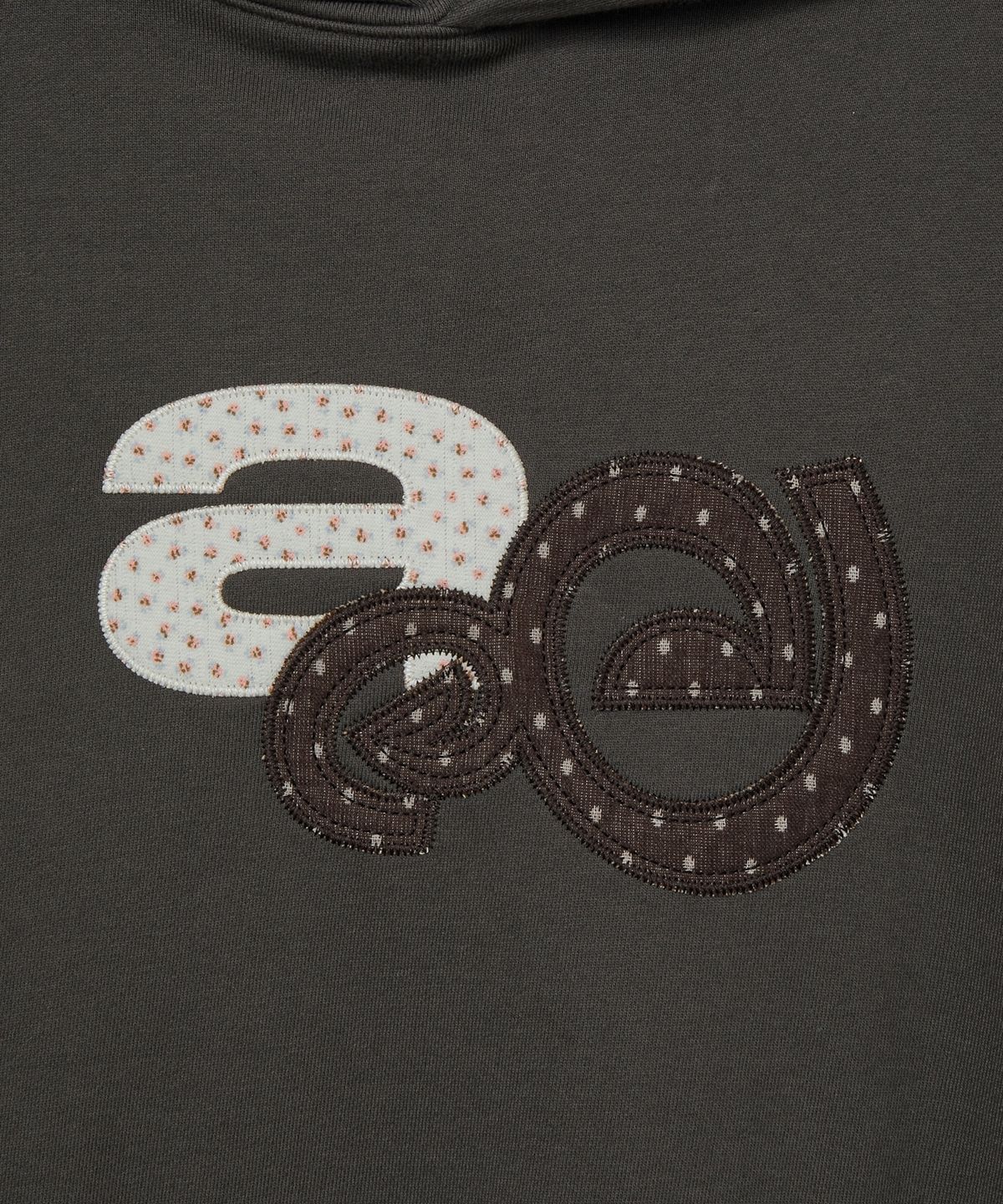에이이에이이(AEAE) APPLIQUE FLOWER LOGO HOODIE [DARK BROWN]