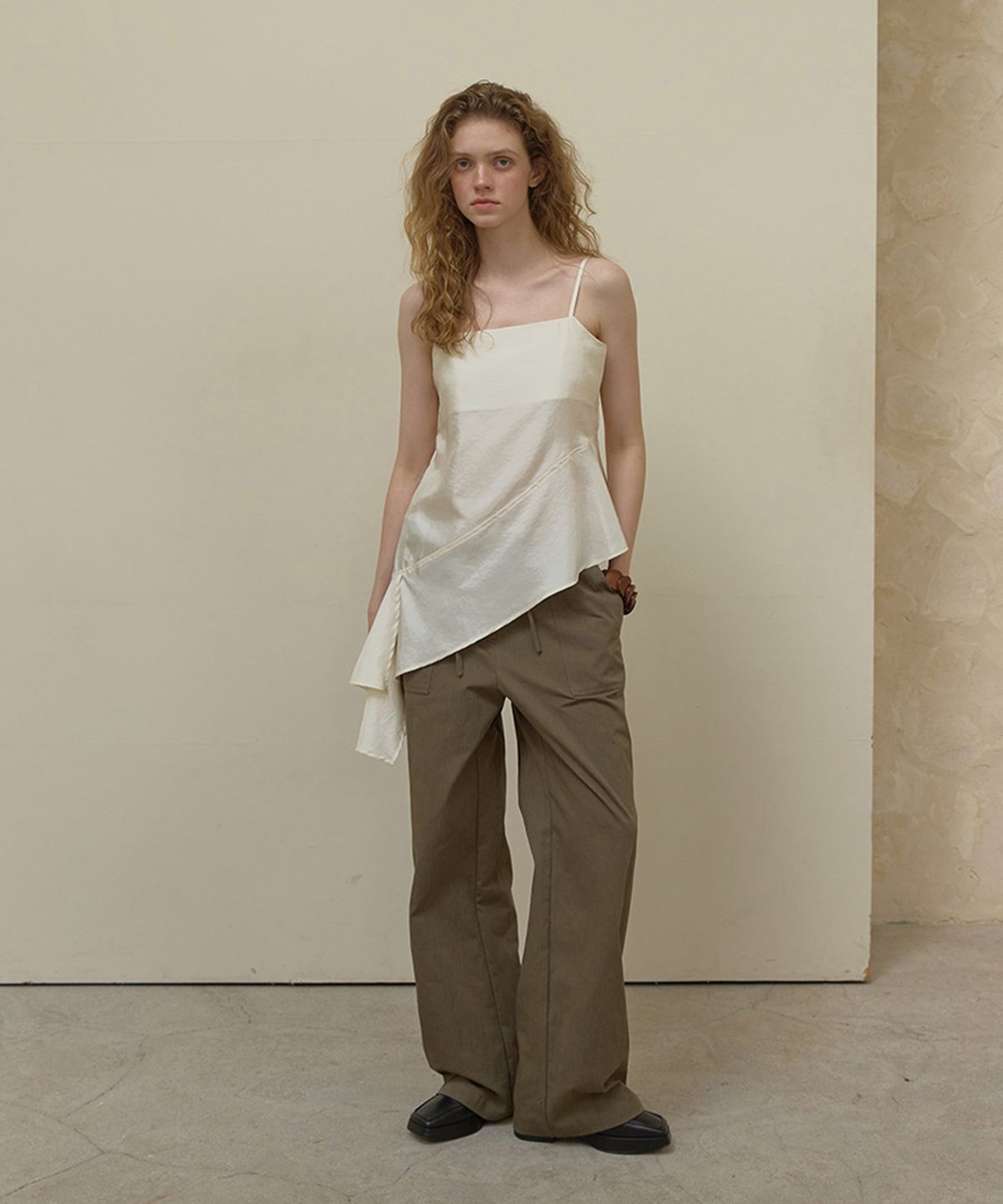 론크(LONQUE) UTILITY STRING PANTS (KHAKI)