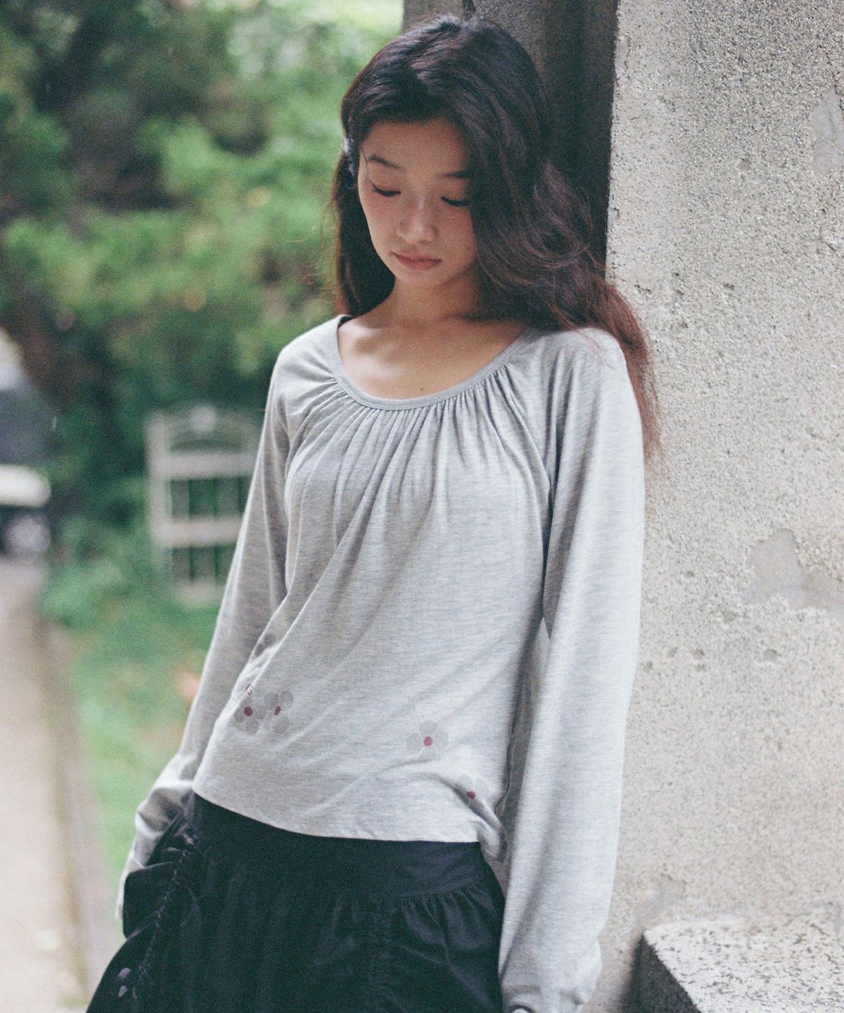 잇자바이브(ITZAVIBE) FLOWER SHIRRING SLIM LONG SLEEVE - MELANGE GRAY