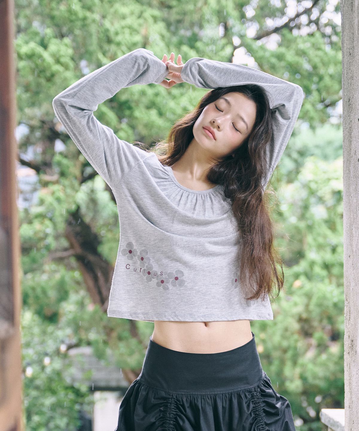 잇자바이브(ITZAVIBE) FLOWER SHIRRING SLIM LONG SLEEVE - MELANGE GRAY