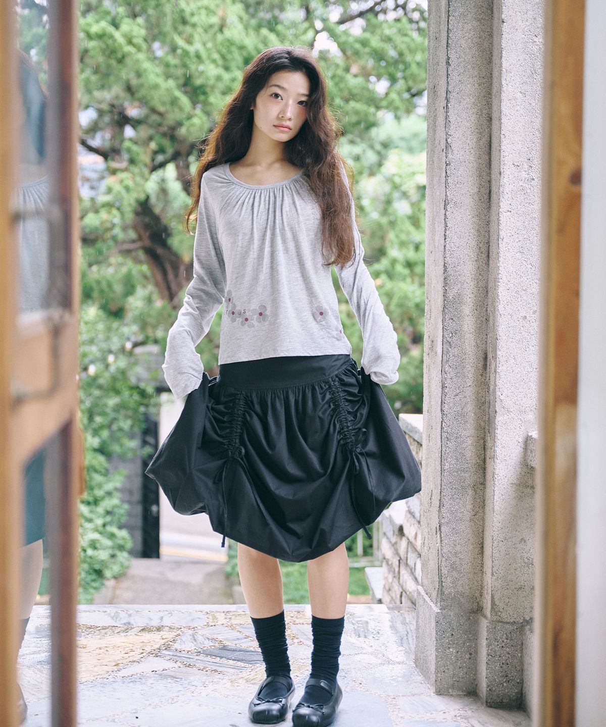 잇자바이브(ITZAVIBE) FLOWER SHIRRING SLIM LONG SLEEVE - MELANGE GRAY