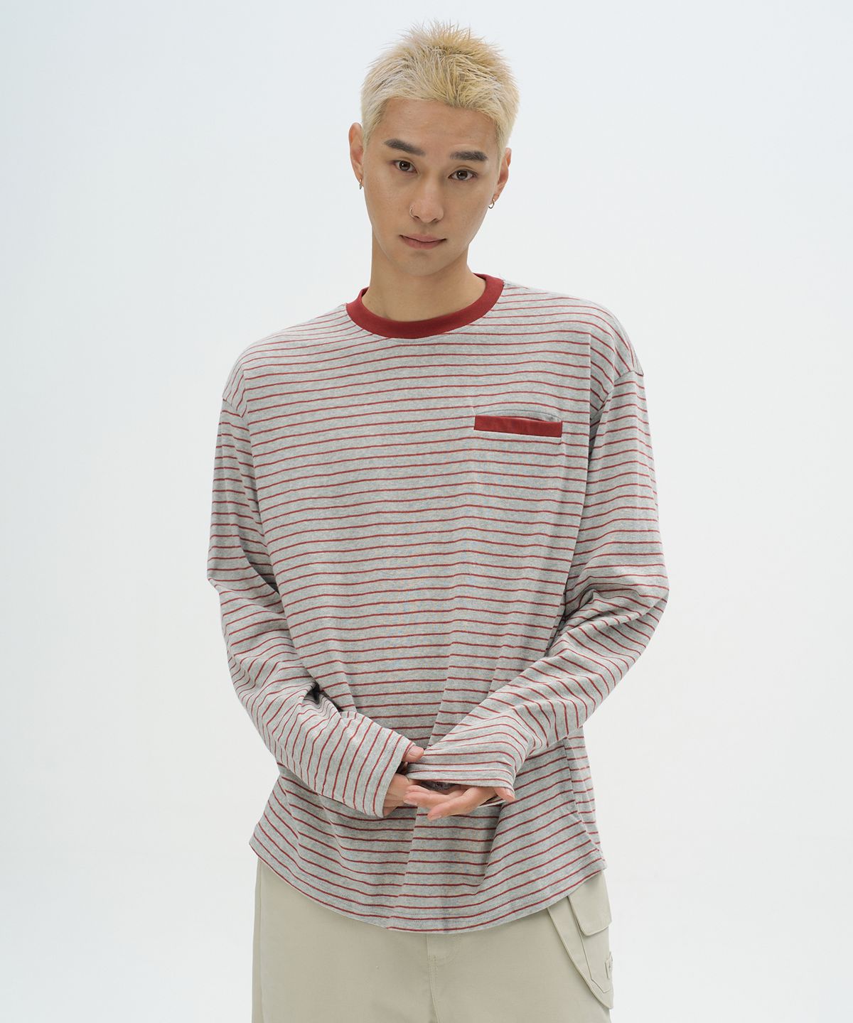 플레이스스튜디오맨(PLACESTUDIOMAN) 스트라이프 배색 포켓 디테일 라운드넥 오버핏 코튼 롱슬리브 티셔츠_2COLOR