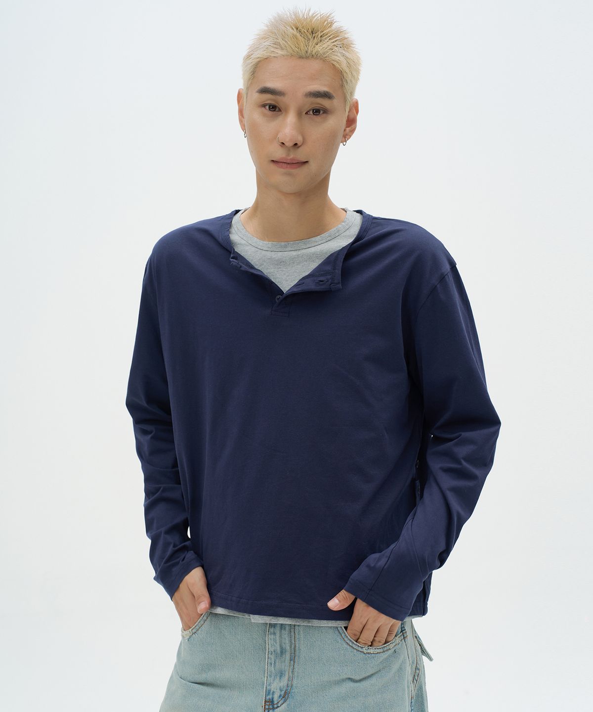 플레이스스튜디오맨(PLACESTUDIOMAN) 헨리넥 레이어드 투웨이 사이드 스냅 포인트 코튼 롱슬리브 & 이너반팔 티셔츠 세트_3COLOR