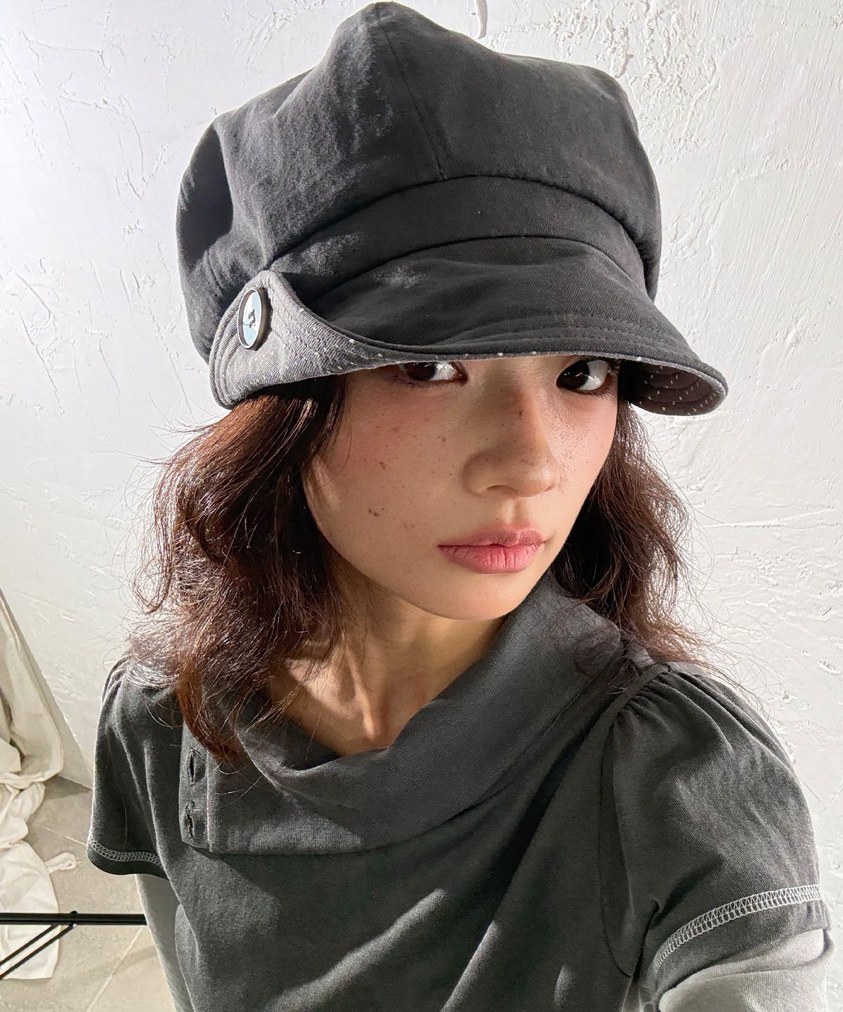 잇자바이브(ITZAVIBE) BUTTON NEWSBOY CAP - CHARCOAL