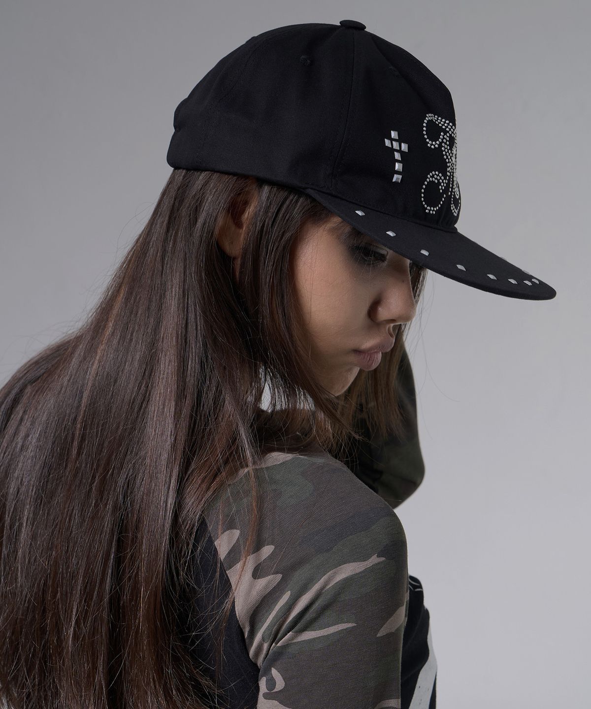팬시클럽(FANCY CLUB) 헤일로 스터드 캡 (BLACK) F26ZE412