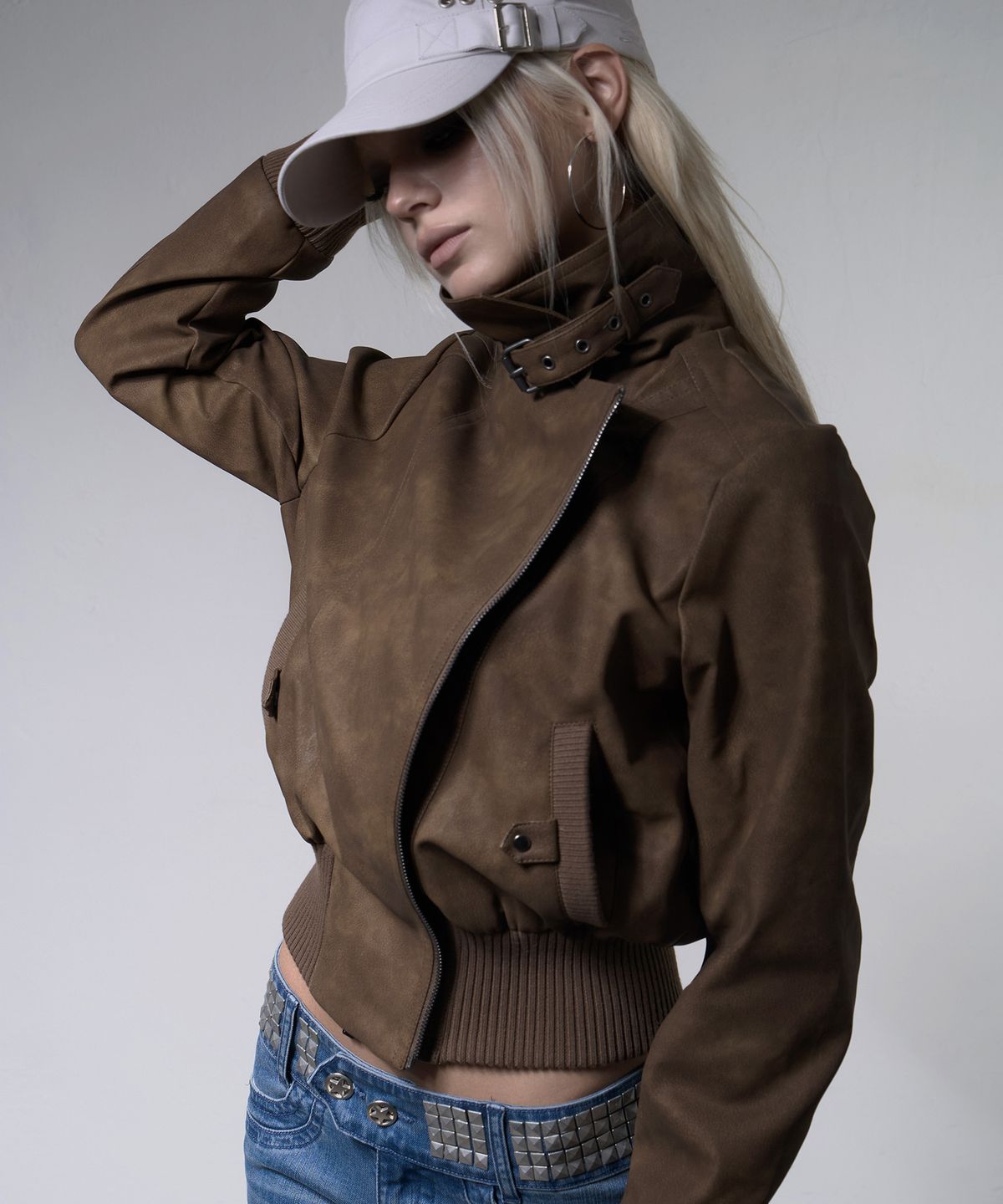 팬시클럽(FANCY CLUB) 하이넥 리브드 레더 자켓 (BROWN) F26ZA506
