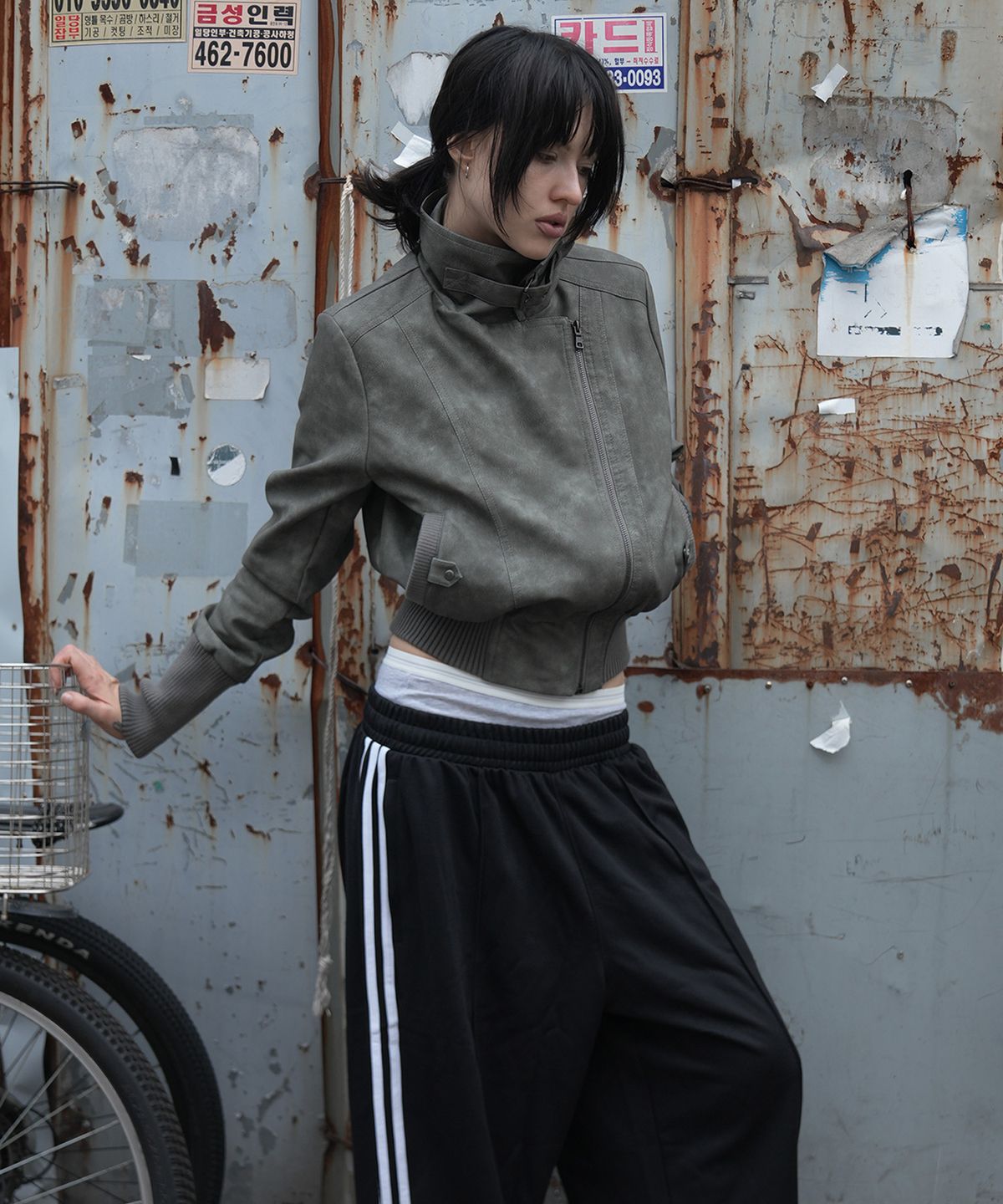 팬시클럽(FANCY CLUB) 하이넥 리브드 레더 자켓 (LIGHT GRAY) F26ZA506
