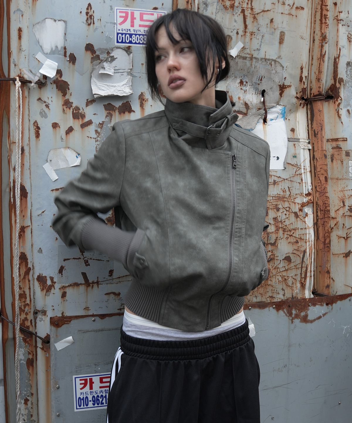팬시클럽(FANCY CLUB) 하이넥 리브드 레더 자켓 (LIGHT GRAY) F26ZA506