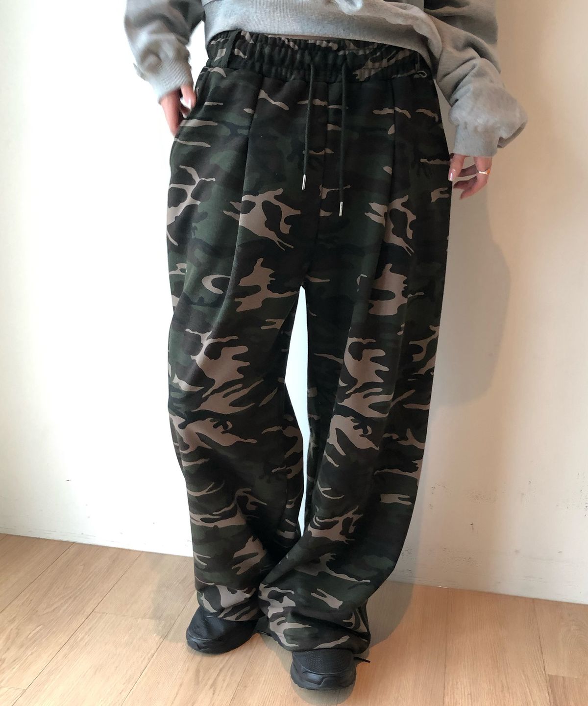 해비즘(HAVISM) WIDE BELTED SWEATPANTS(CAMO GREEN)