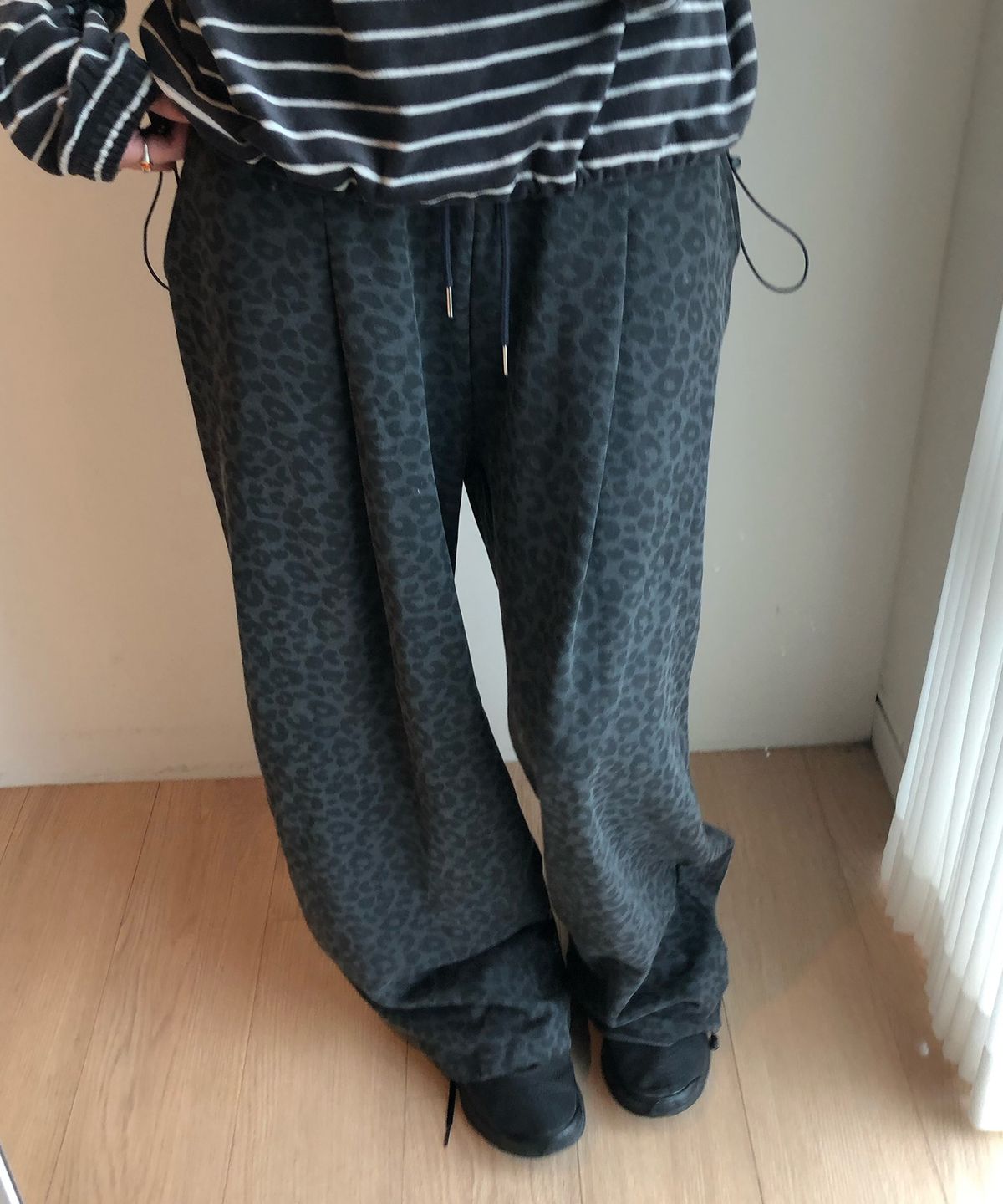 해비즘(HAVISM) WIDE BELTED SWEATPANTS(LEOPARD CHARCOAL)