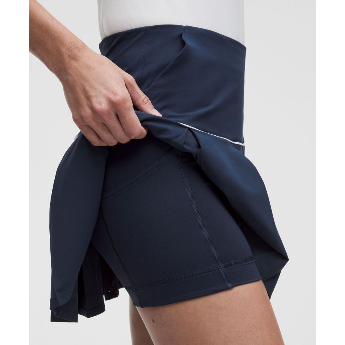 룰루레몬(LULULEMON) 퍼포레이티드 플리츠 골프 스커트  CLBL WHT