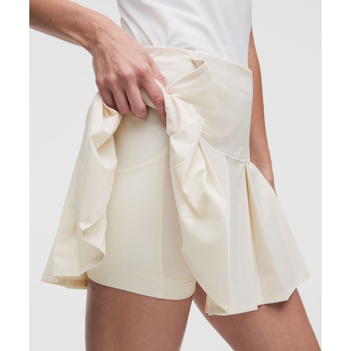룰루레몬(LULULEMON) 퍼포레이티드 플리츠 골프 스커트  LTIV WHT