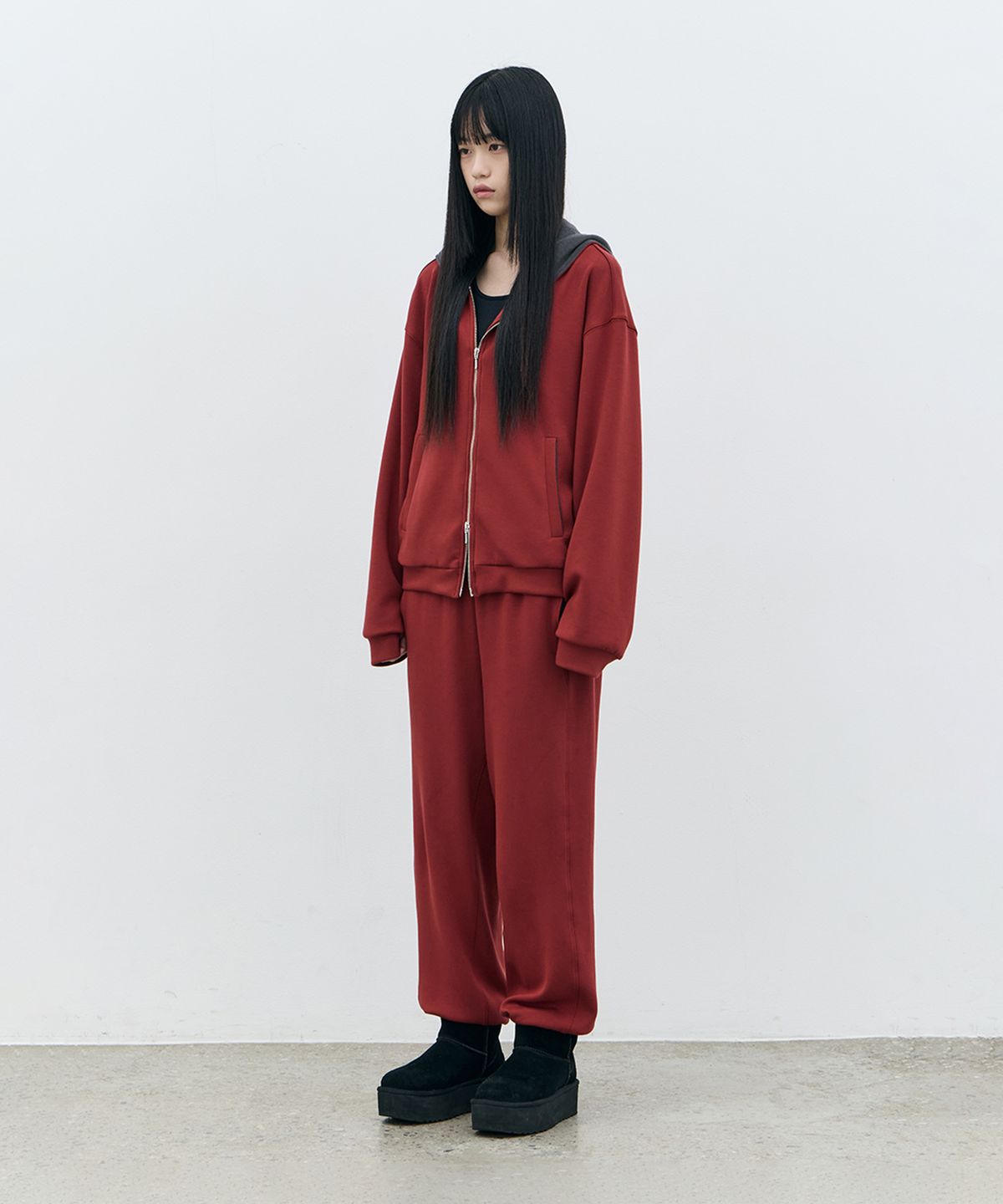 로움(ROWM) SOFT CONTOUR HOODED ZIP-UP (RED/CHARCOAL)