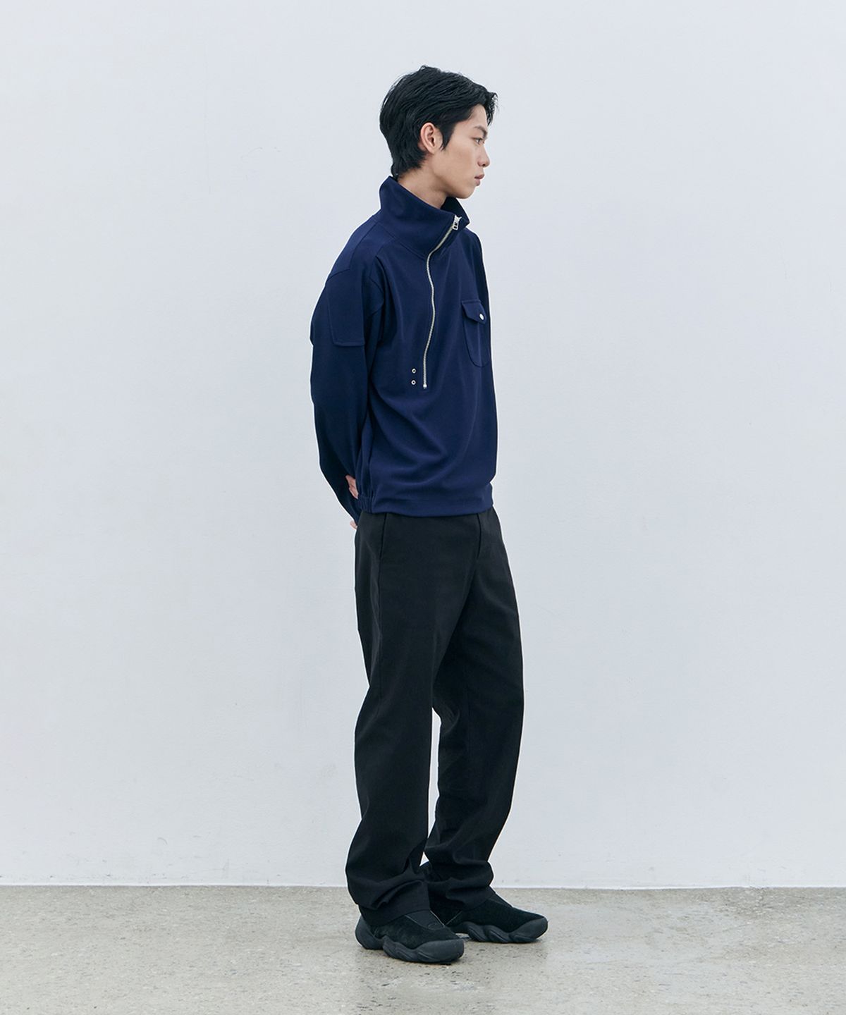 로움(ROWM) ASYMMETRIC HIGH-NECK TOP (NAVY)