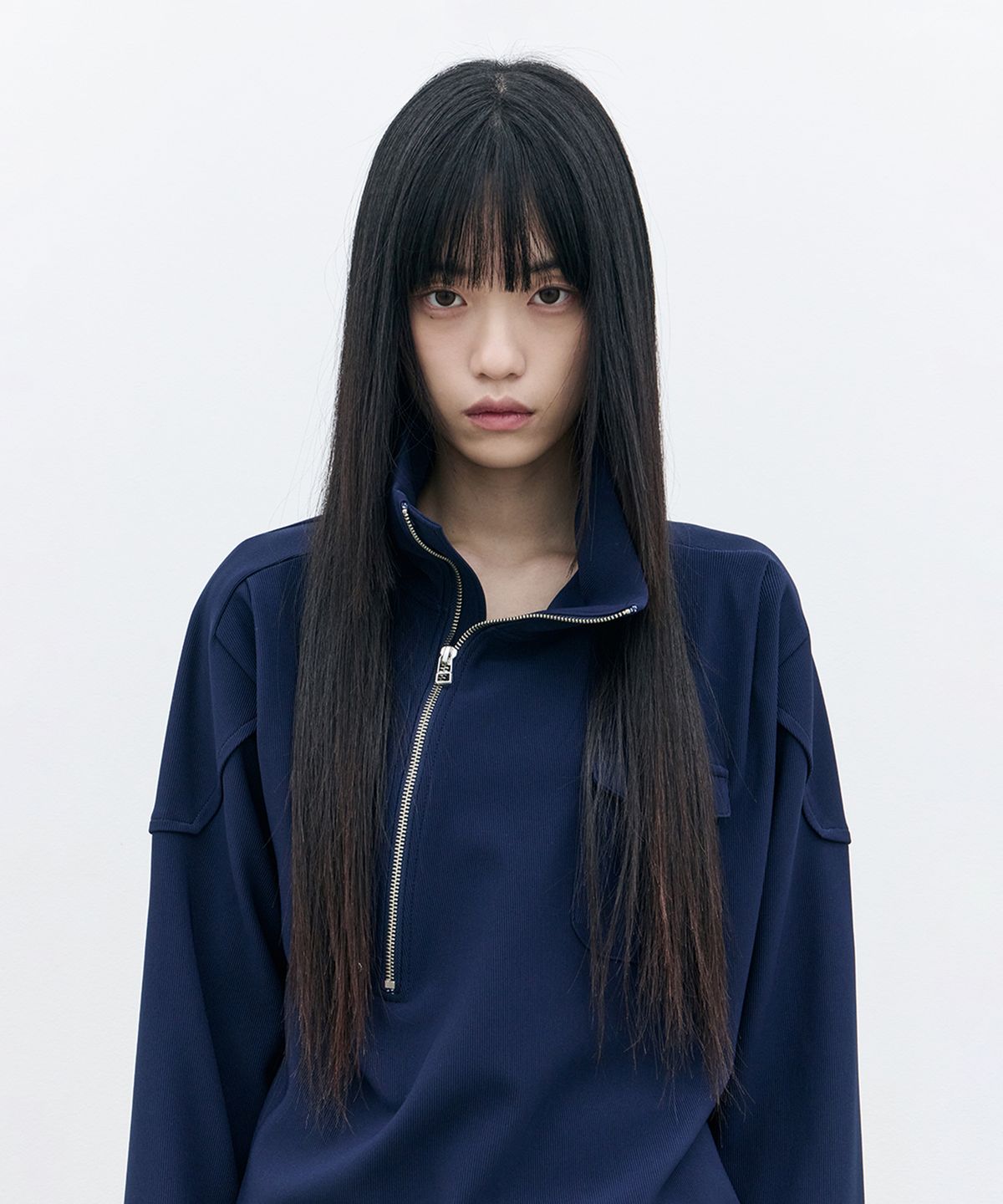 로움(ROWM) ASYMMETRIC HIGH-NECK TOP (NAVY)