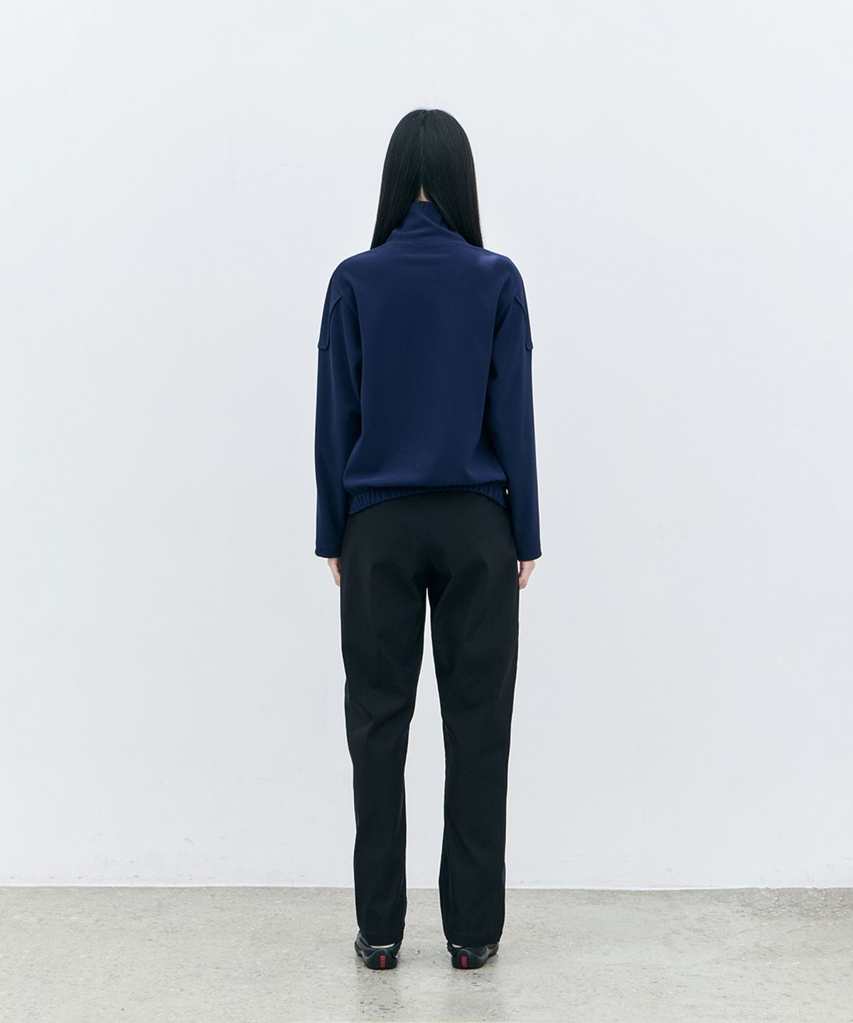 로움(ROWM) ASYMMETRIC HIGH-NECK TOP (NAVY)
