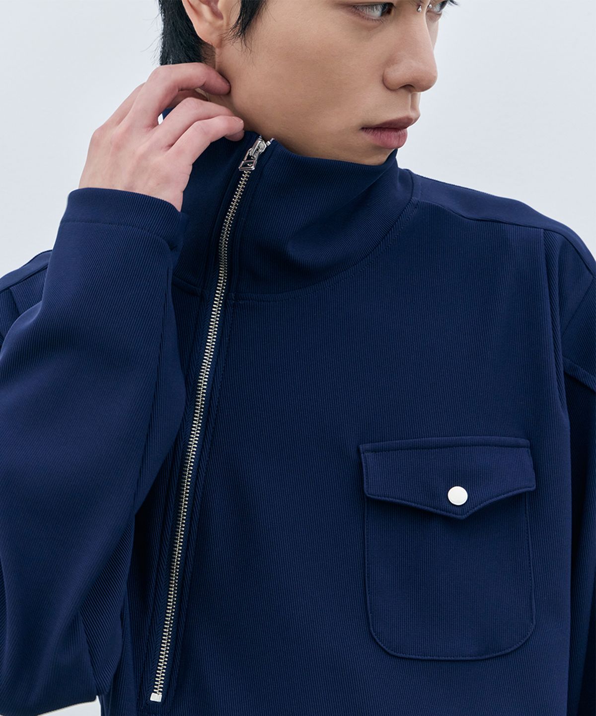 로움(ROWM) ASYMMETRIC HIGH-NECK TOP (NAVY)