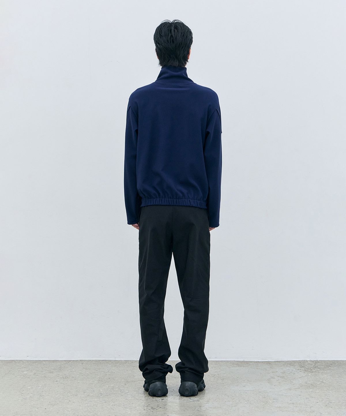 로움(ROWM) ASYMMETRIC HIGH-NECK TOP (NAVY)