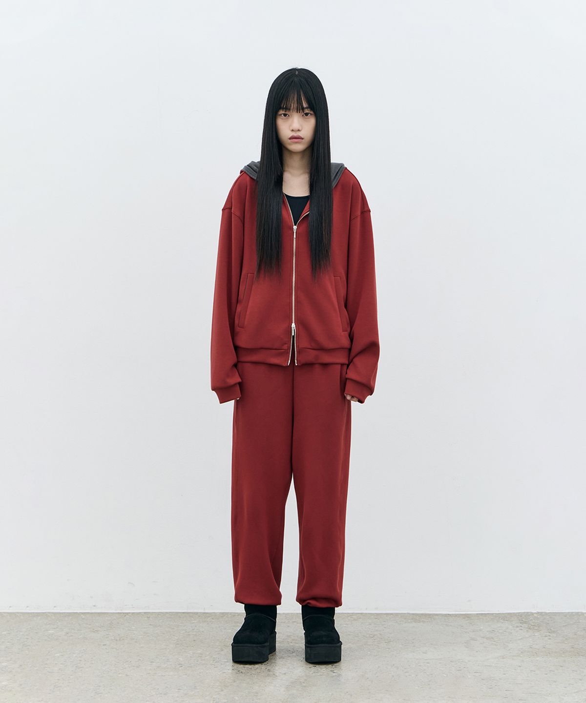 로움(ROWM) SOFT CONTOUR EASY PANTS (RED/CHARCOAL)