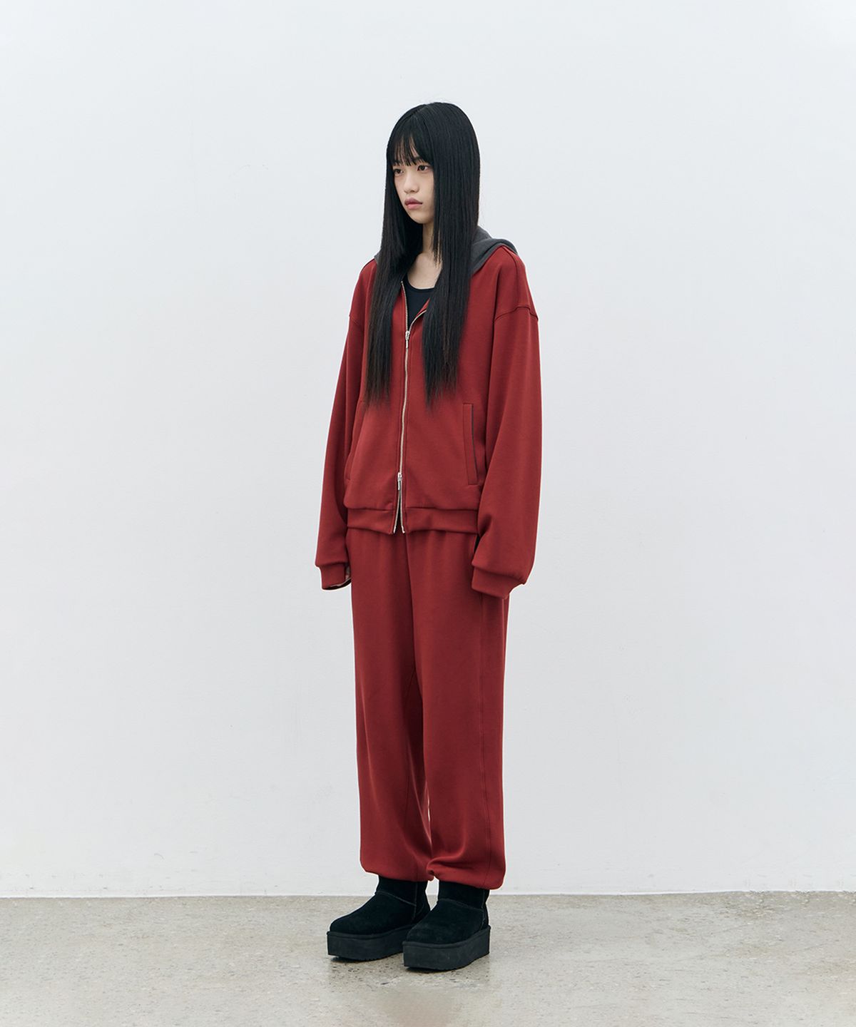 로움(ROWM) SOFT CONTOUR EASY PANTS (RED/CHARCOAL)