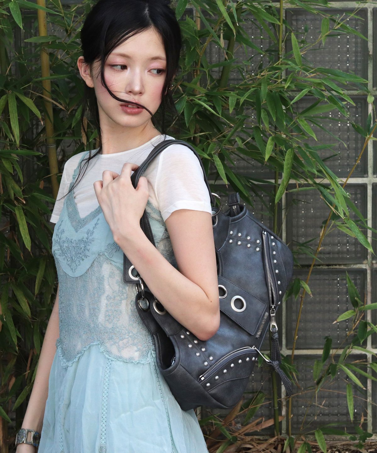 이우가마카라스(IUGAMAKARAS) Studded Ring Vintage Shoulder Bag (Black)