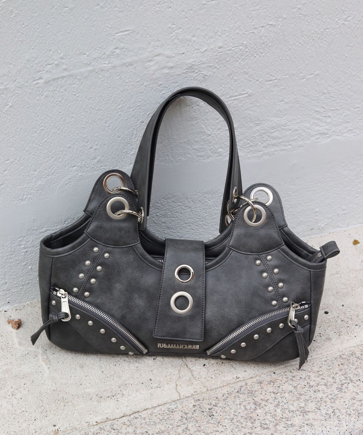 이우가마카라스(IUGAMAKARAS) Studded Ring Vintage Shoulder Bag (Black)