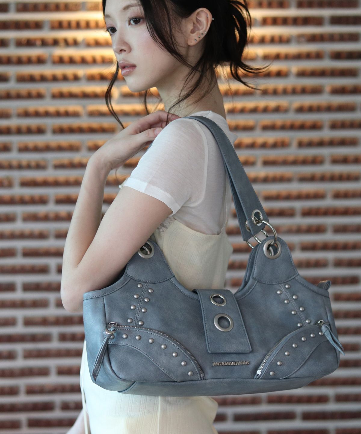 이우가마카라스(IUGAMAKARAS) Studded Ring Vintage Shoulder Bag (Sky Blue)