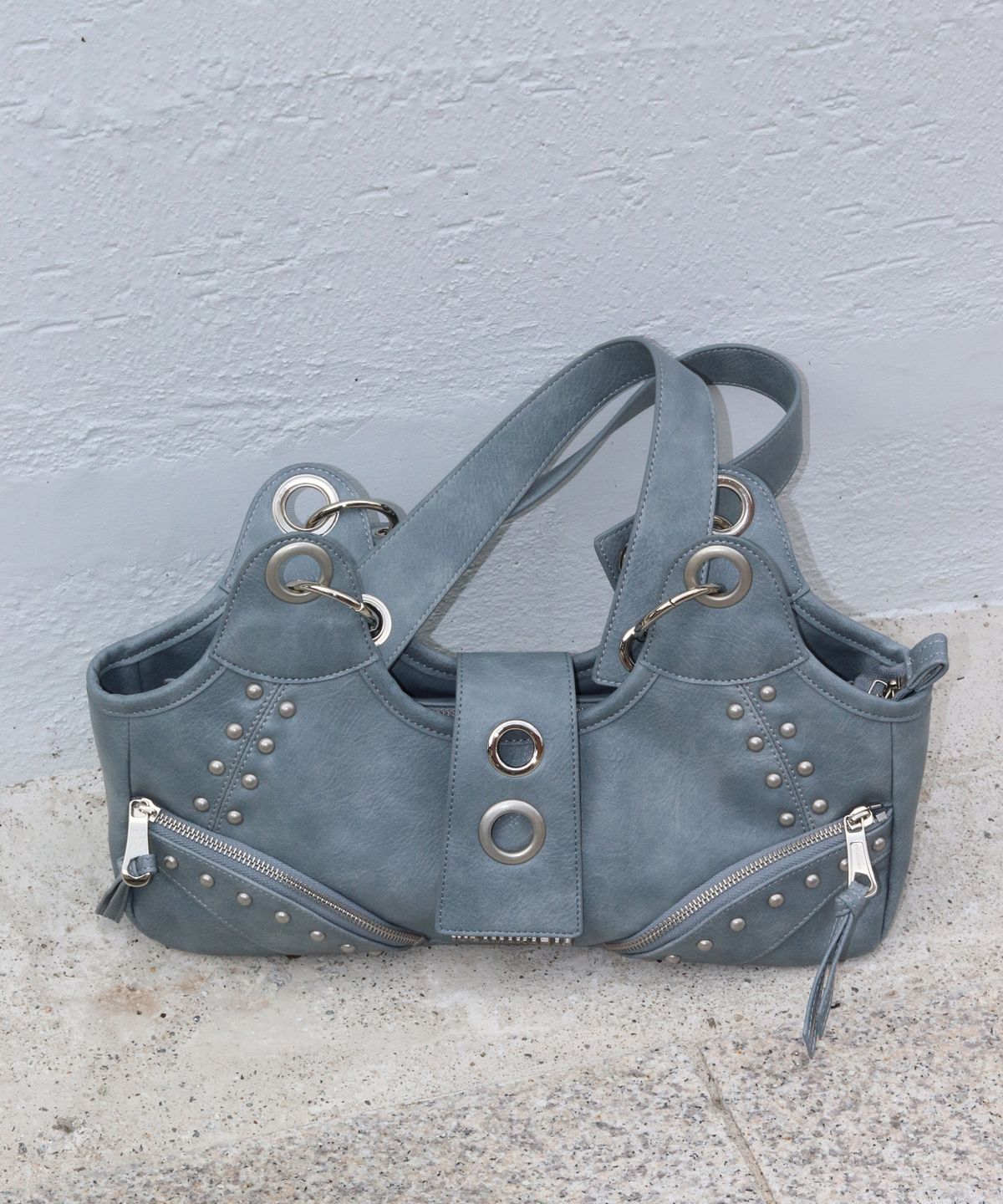 이우가마카라스(IUGAMAKARAS) Studded Ring Vintage Shoulder Bag (Sky Blue)