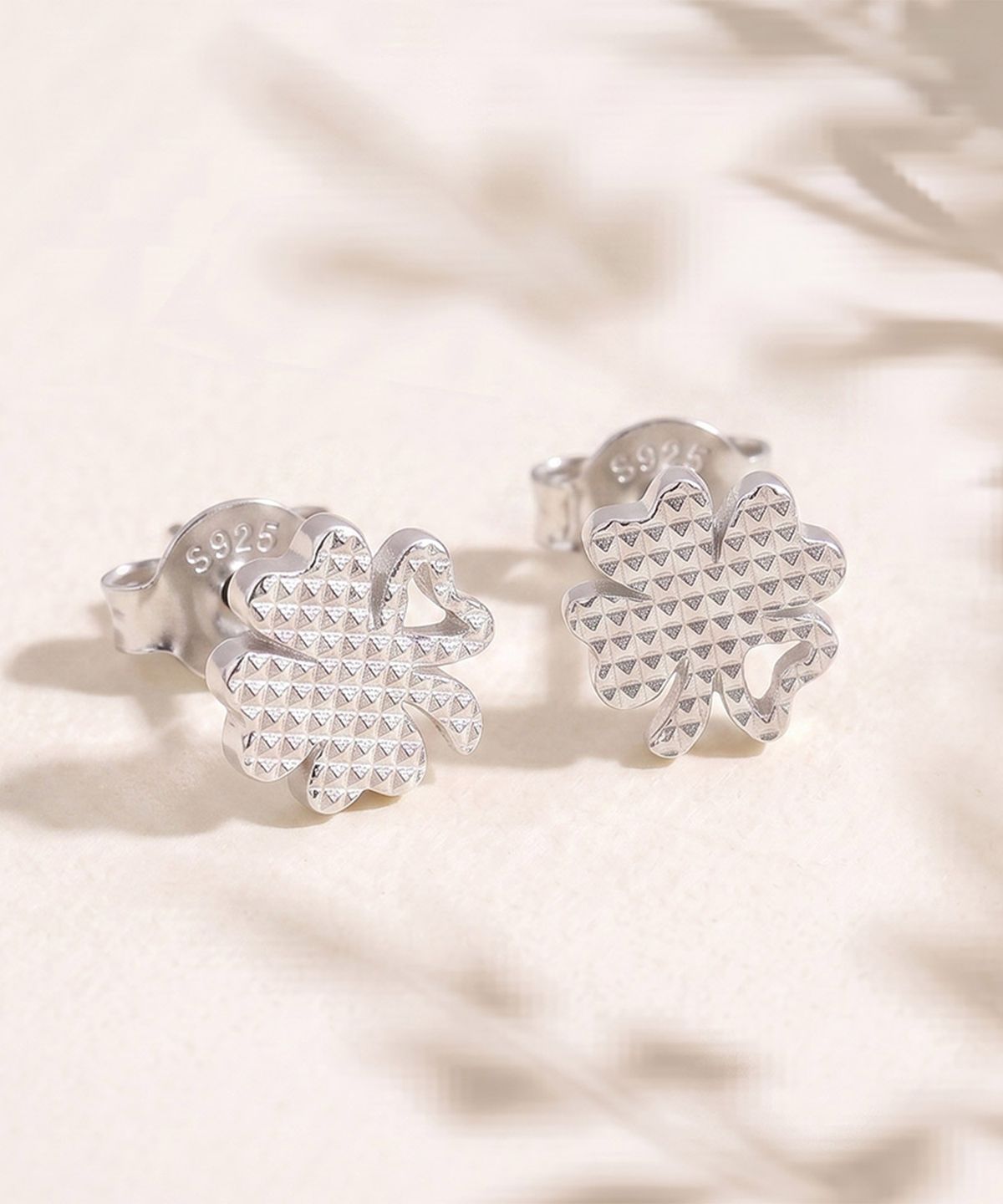 엘렌쥬얼리(HELENE JEWELRY) 실버 925 Silver 메쉬 네잎클로버 컷팅 은 귀걸이