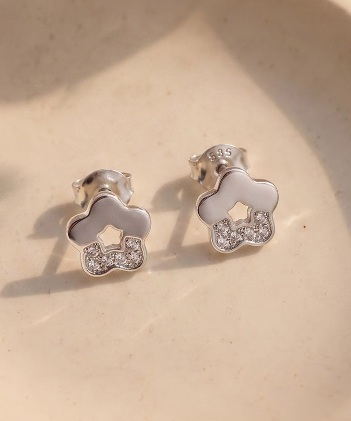 엘렌쥬얼리(HELENE JEWELRY) 실버 925 Silver 하프 큐빅 플라워 은 귀걸이